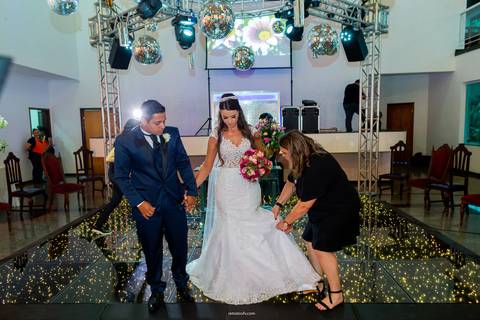 cerimonial ajustando vestido da noiva depois da cerimonia'