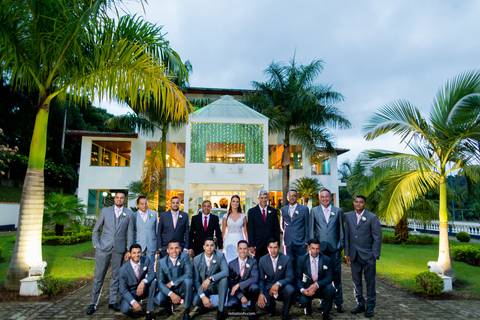 foto dos padrinhos com noiva ao meio igual time de futebol noiva diva durando o making of retratos itatiba foto e video'