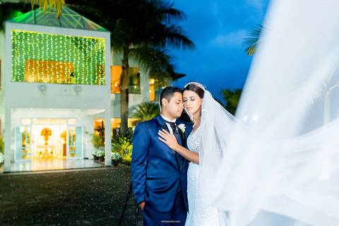 noivos na frente do espaco de eventos que se casaram'