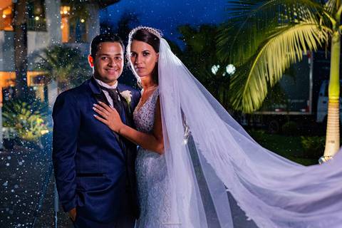 foto casal noivos com chuva e luz ao fundo noiva diva durando o making of retratos itatiba foto e video'