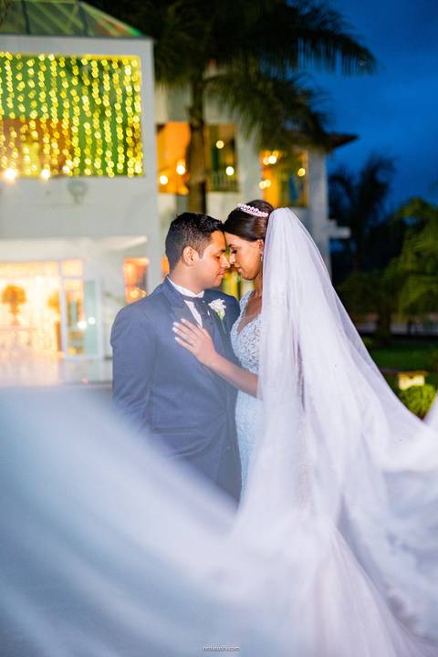 noivos bem pertinho  fotografados de perfil com véu na frente da cam'