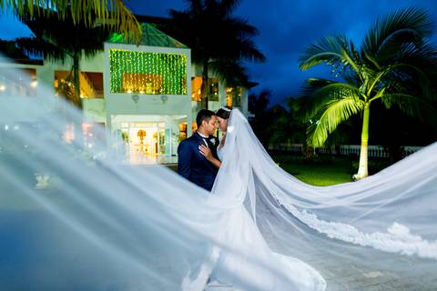 véu lindo aparecendo com casal mais distante'