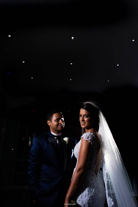 foto do casal com luz no teto noiva diva durando o making of retratos itatiba foto e video'