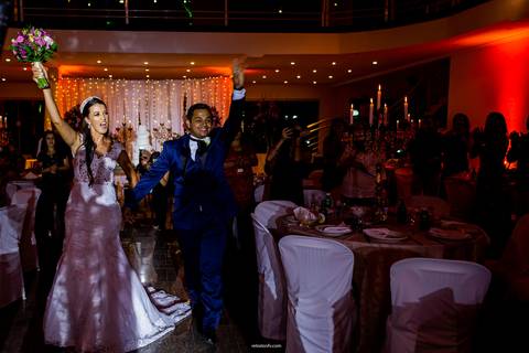 entrada dos noivo na festa muito felizes noiva diva durando o making of retratos itatiba foto e video'