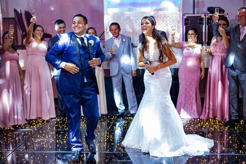 entrada dos noivo na festa muito felizes noiva diva durando o making of retratos itatiba foto e video'