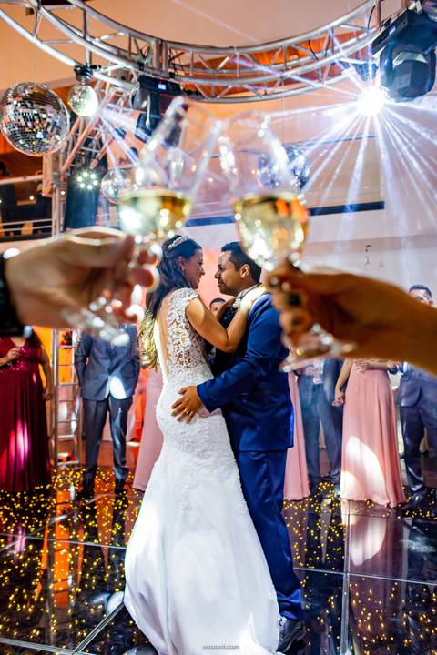 brinde ao noivos com casal dancando ao meio'