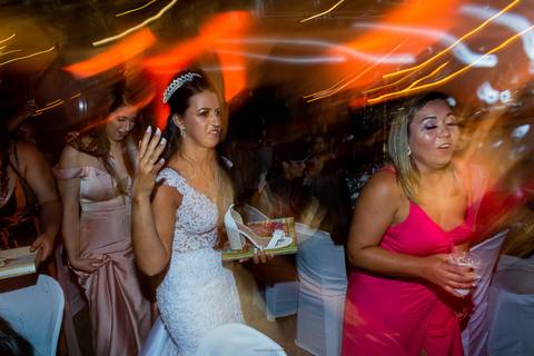 noiva dancando mesa de doce entrada dos noivo na festa muito felizes noiva diva durando o making of retratos itatiba foto e video'