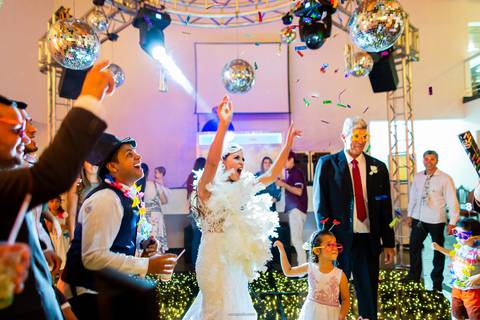 mesa de doce entrada dos noivo na festa muito felizes noiva diva durando o making of retratos itatiba foto e video'