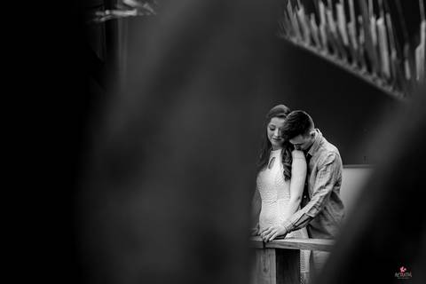 ensaio pre casamento inspirador foto de pinterest morungaba itatiba fotografo retratos julio itatiba 
 Noivo e noiva em foto preto e branco entre as folhas das palmeiras'