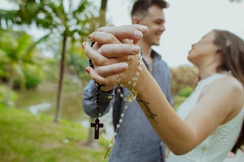 ensaio pre casamento morungaba itatiba valle das palmeiras foto do casal de mãos dadas ele com terço em madeira e ela com terço em cristal'