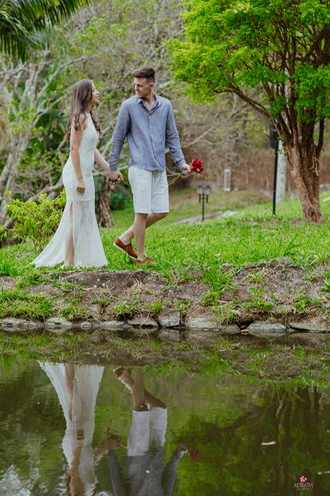 ensaio pre casamento inspirador foto de pinterest morungaba itatiba fotografo retratos julio itatiba casal caminhando no lago'