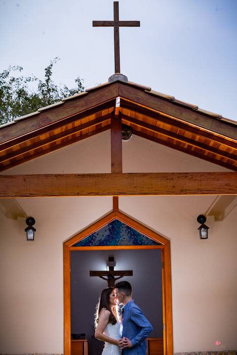 ensaio pre casamento inspirador foto de pinterest morungaba itatiba fotografo retratos julio itatiba  em frente a capela linda'