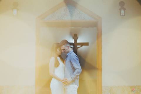 ensaio pre casamento inspirador foto de pinterest morungaba itatiba fotografo retratos julio itatiba  em frente a capela com luz forte de fundo'