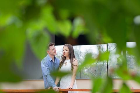 ensaio pre casamento morungaba itatiba valle das palmeiras Noivo e noiva entre as folhas em formato de coração'