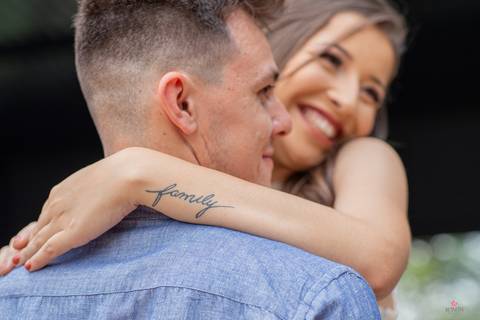 ensaio pre casamento morungaba itatiba valle das palmeiras  noiva abracando noivo com foco na tatuagem escrito familia'