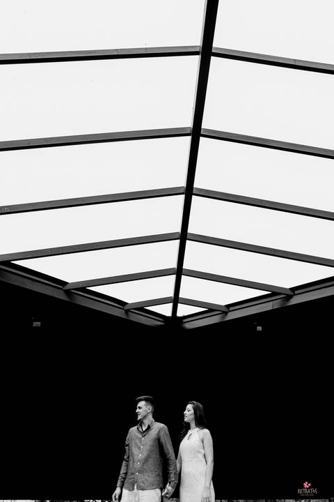 ensaio pre casamento morungaba itatiba valle das palmeiras  foto em peb com telhado fazendo uma seta em direção casal'