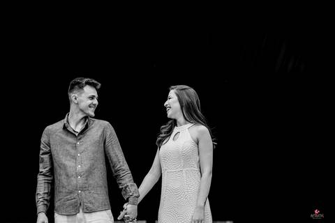 ensaio pre casamento morungaba itatiba valle das palmeiras foto em peb do casal de mãos dadas'