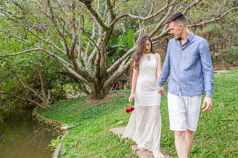 ensaio pre casamento morungaba itatiba valle das palmeiras  foto do casal caminhando de maos dadas'