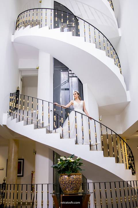 foto vestido festa debutante making of lindo colocando brindo preto e branco escada linda em espiral do hotel'