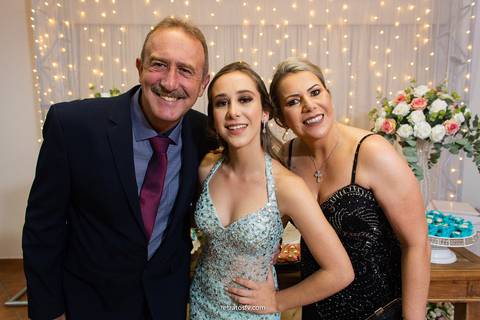 foto vestido festa debutante making of lindo vestido festa lindo e pais na mesa do bolo jarinu itatiba'