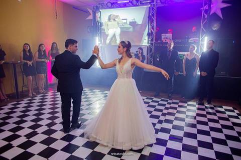 foto vestido festa debutante making of lindo vestido festa lindo e pais na mesa do bolo jarinu itatiba debutante e amigas '