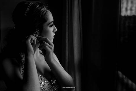 foto vestido festa debutante making of lindo colocando brindo preto e branco'