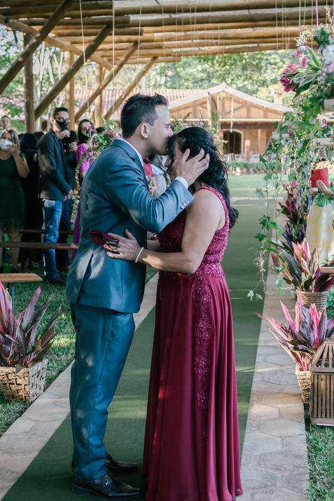 noivo beijando testa mãe as chegar no altar'