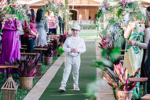 pajem entrando cerimonia casamento'