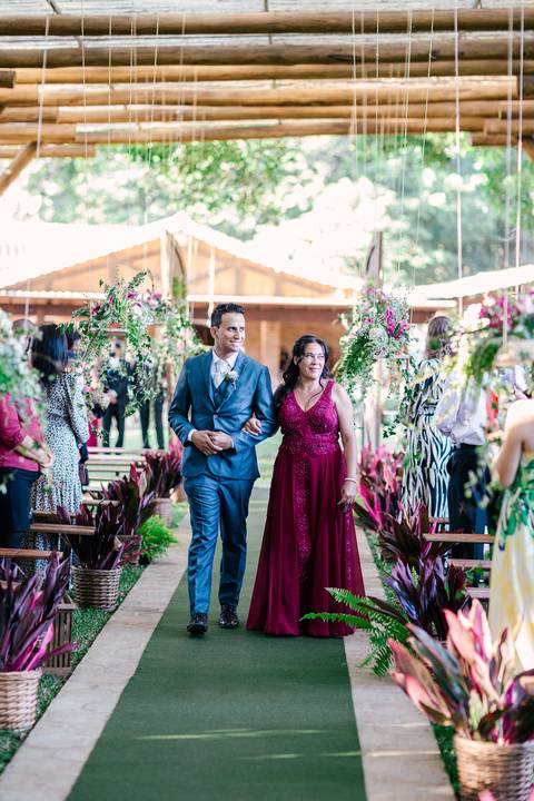 noivo e mão entrando para cerimonia'