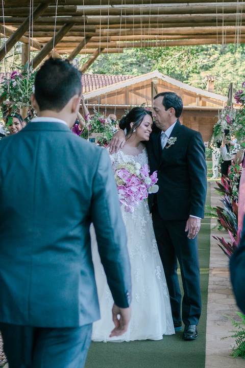 pai da noiva beija testa da filha antes de entregar ao noivo'