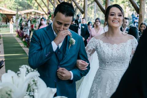 noivo emocionado com a chegada noiva'