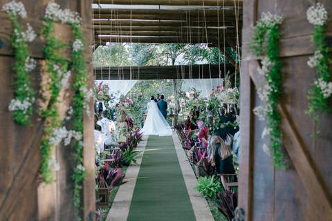 casal no altar visto da porta de entrada'