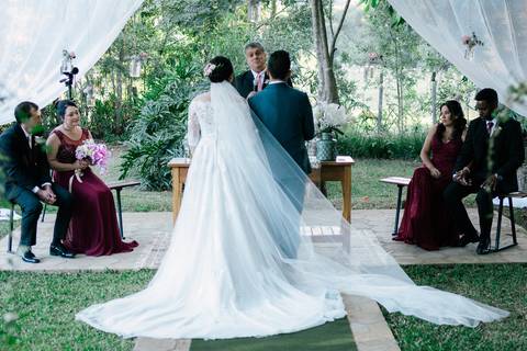 casal de frente para pastor com os pais sentados ao lado'