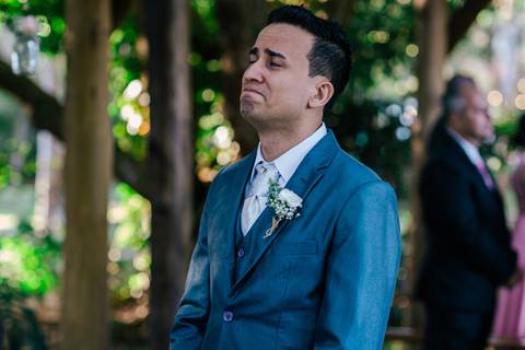 noivo emocionado antes da entrada noiva'