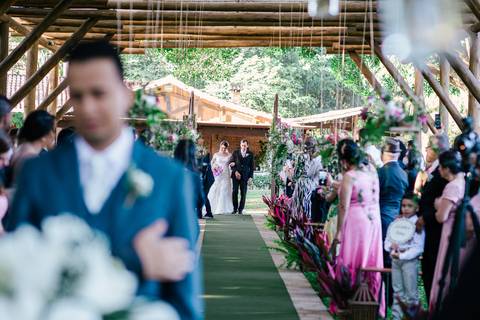 noiva entrando e noivo ainda de costas'