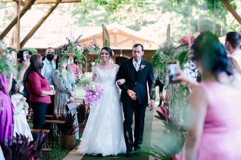 entrada noiva emocionante com o pai'