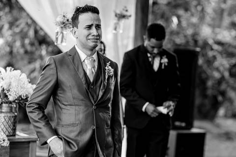 noivo chorando emocionado entrada noiva'