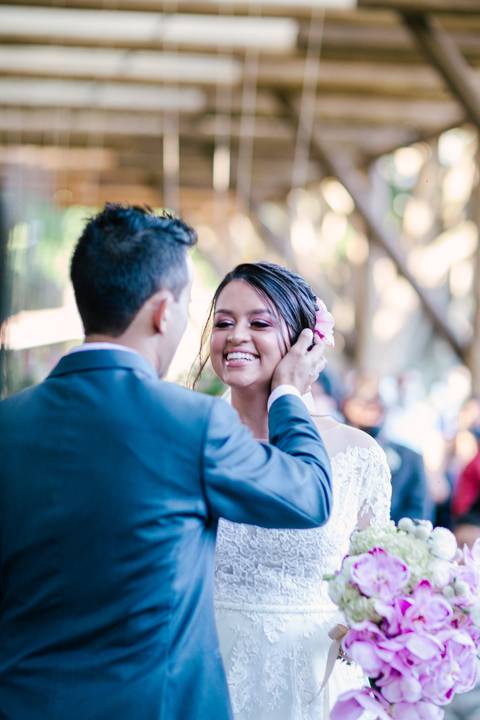 noivo recebendo noiva sorrindo'