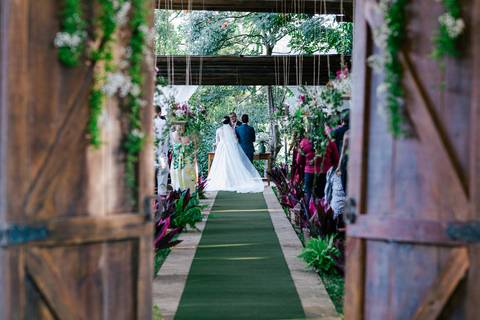 foto corredor do casamento com corredor decorado'