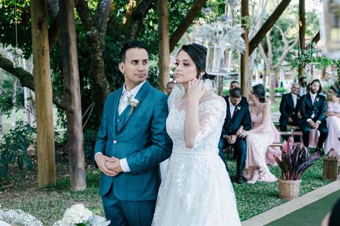 noivo olhando apaixonado para noiva durante cerimonia'