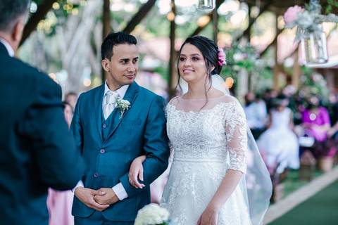 noivo olhando apaixonado noiva'