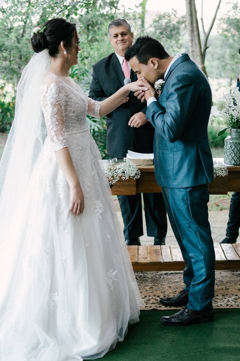 noiva e noivo de frente um outro'