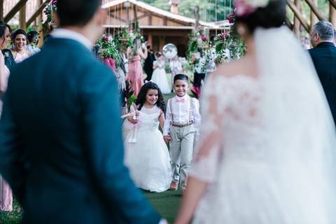 casal noivos olhando aliança entrar'