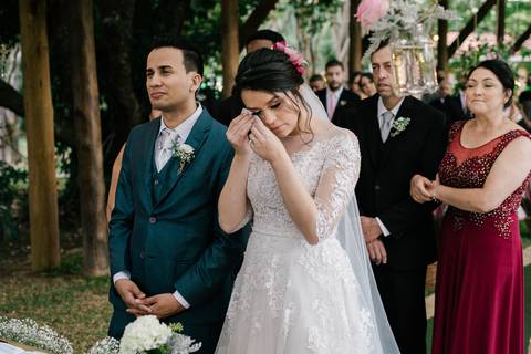 noiva emocionada limpando as lagrimas'