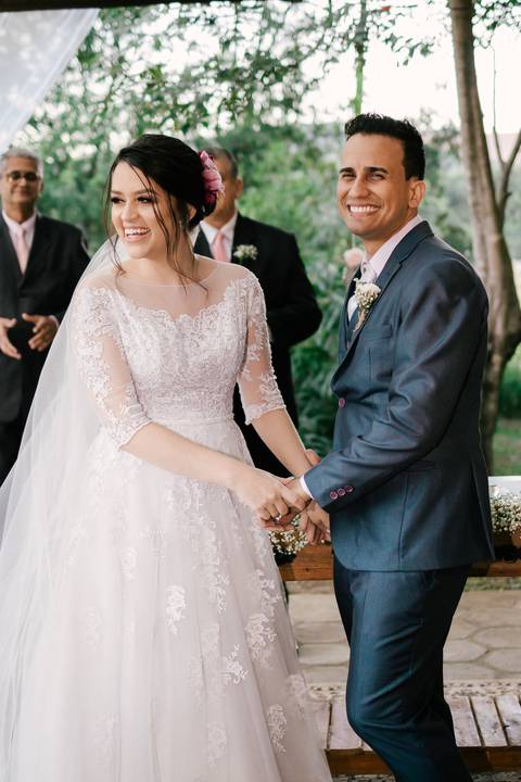 casal noivos olhando aliança entrar'