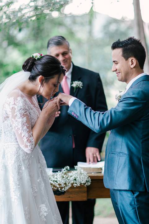 noiva beijando mão aliança noivo'