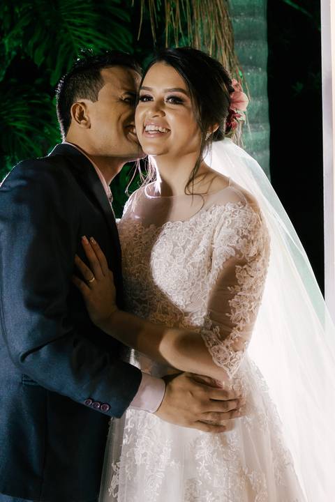 noivo dando beijo rosto noiva'