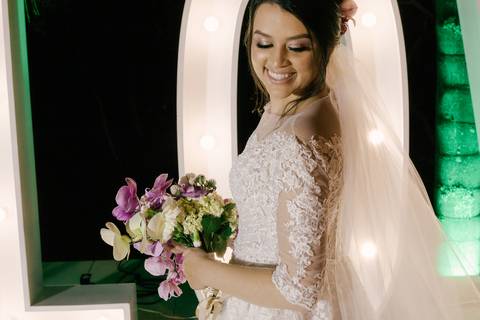 noiva sorrindo com buque na maos'