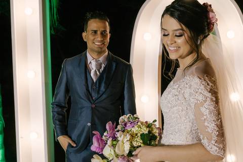 noiva sorrindo com noivo olhando para ela'