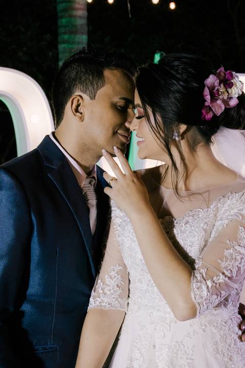 noiva e noivo se olhando bem de perto'